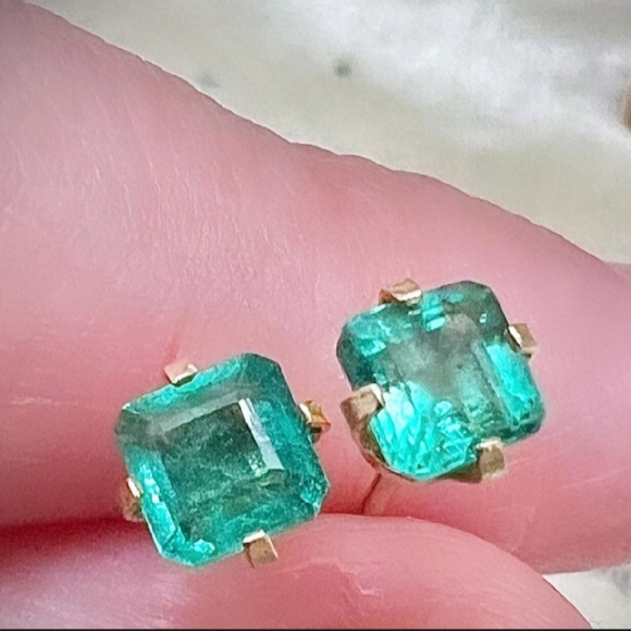 Elegant Natural Emerald Stud Earrings - Picture 2 of 11